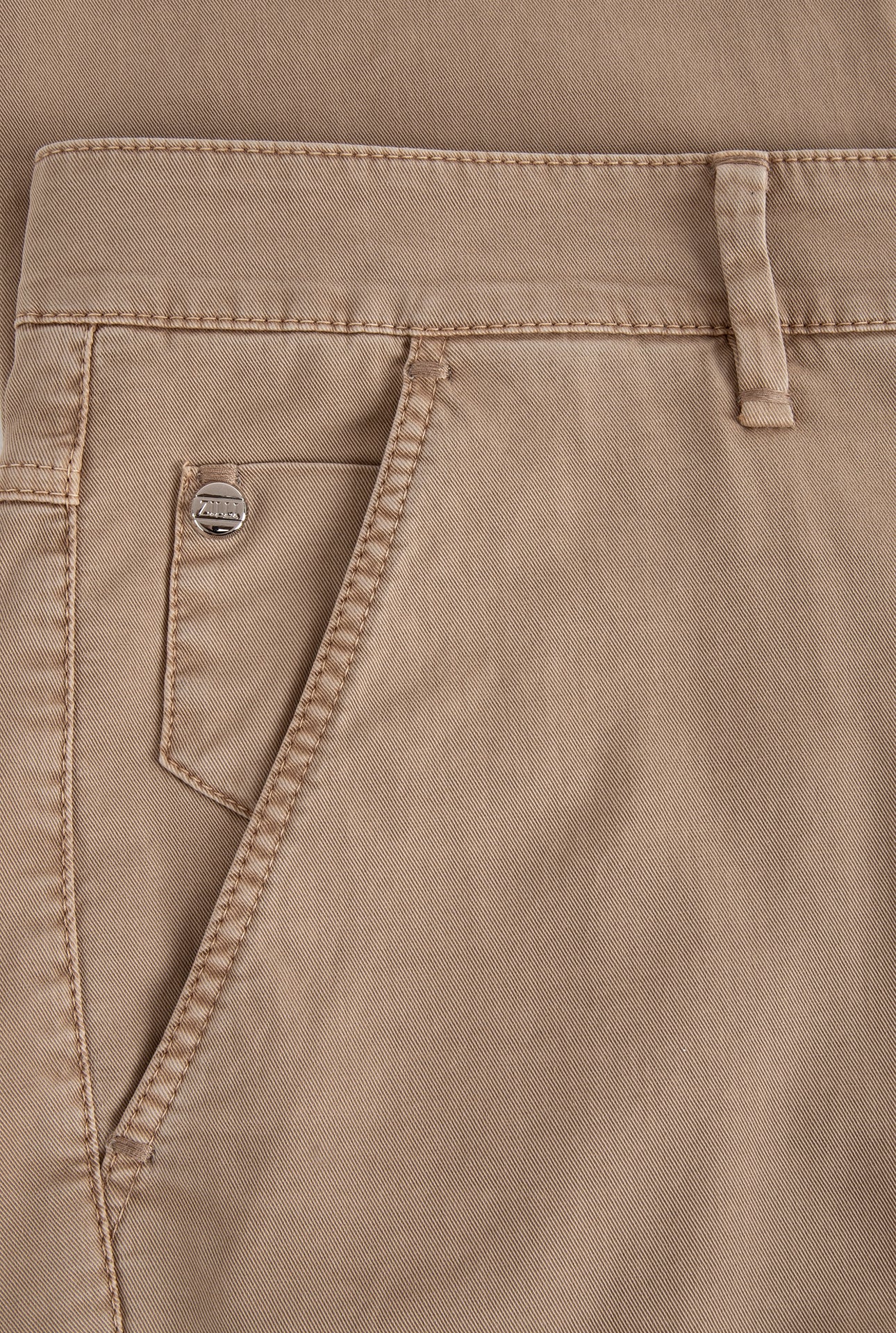 بنطلون بقصة ضيقة