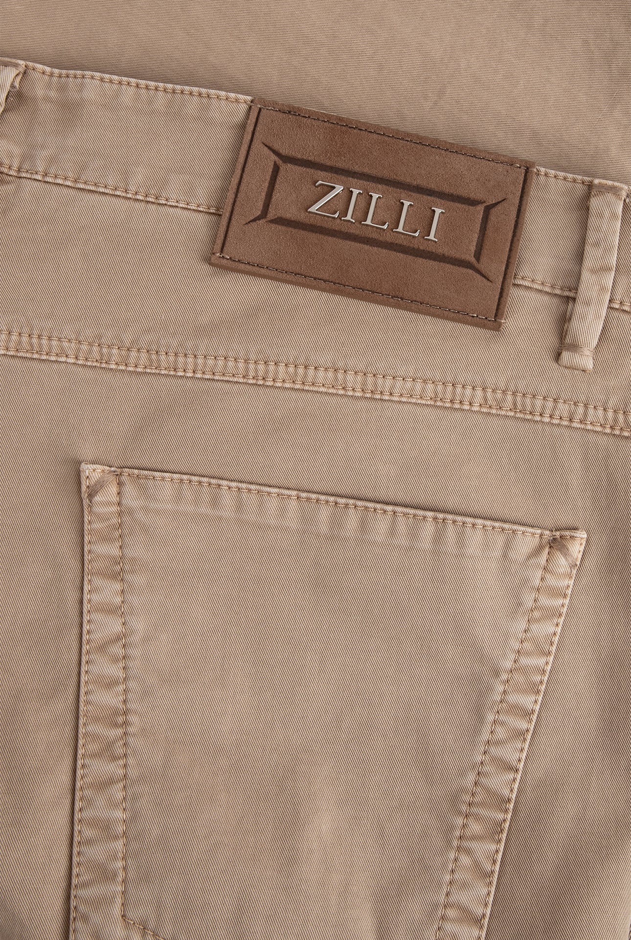 بنطلون بقصة ضيقة