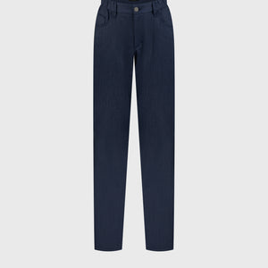 بنطلون أزرق مع رقعة من جلد الغزال العجل