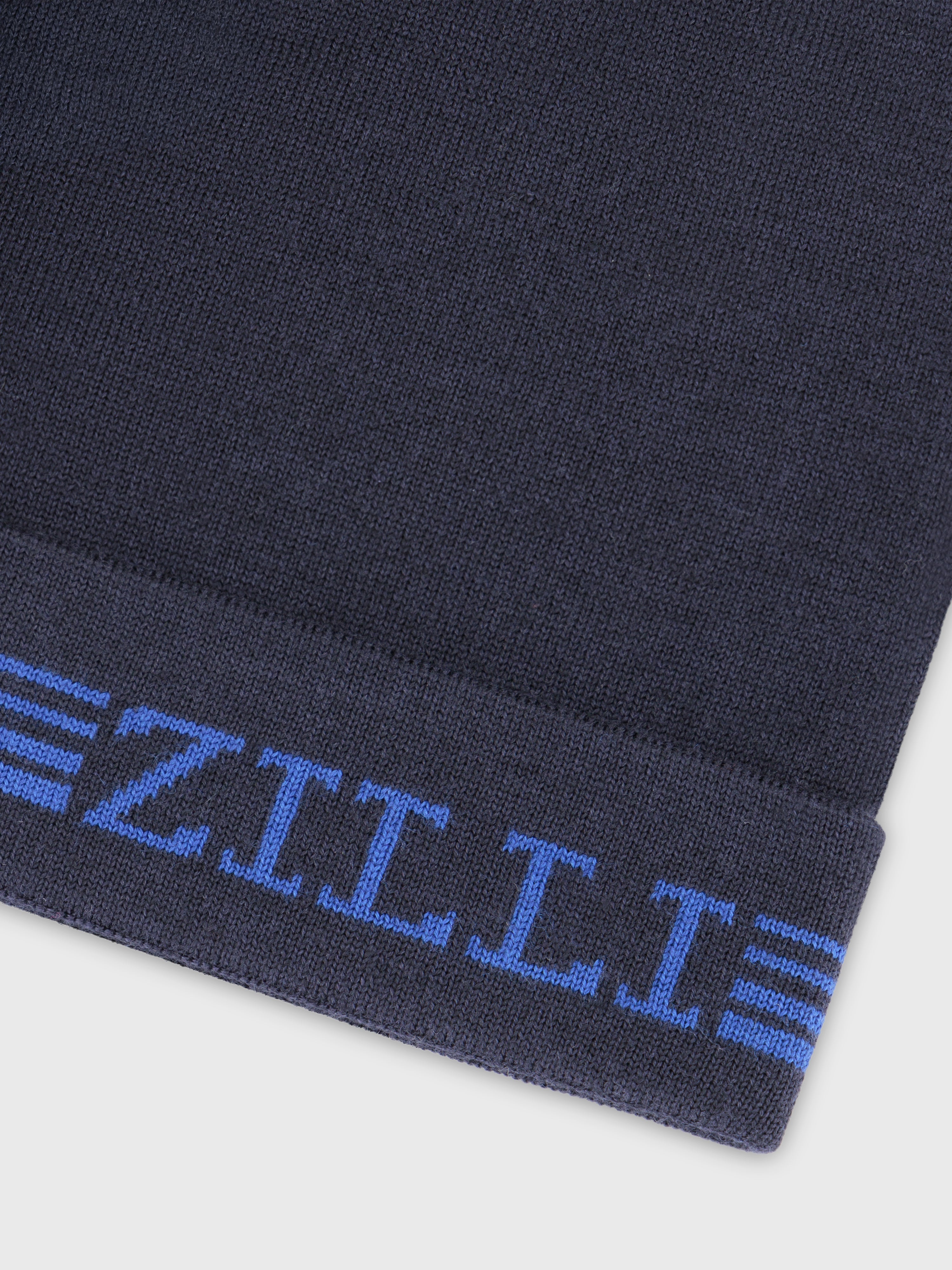 قبعة صغيرة بتطريز زيلي باللون الكحلي الداكن