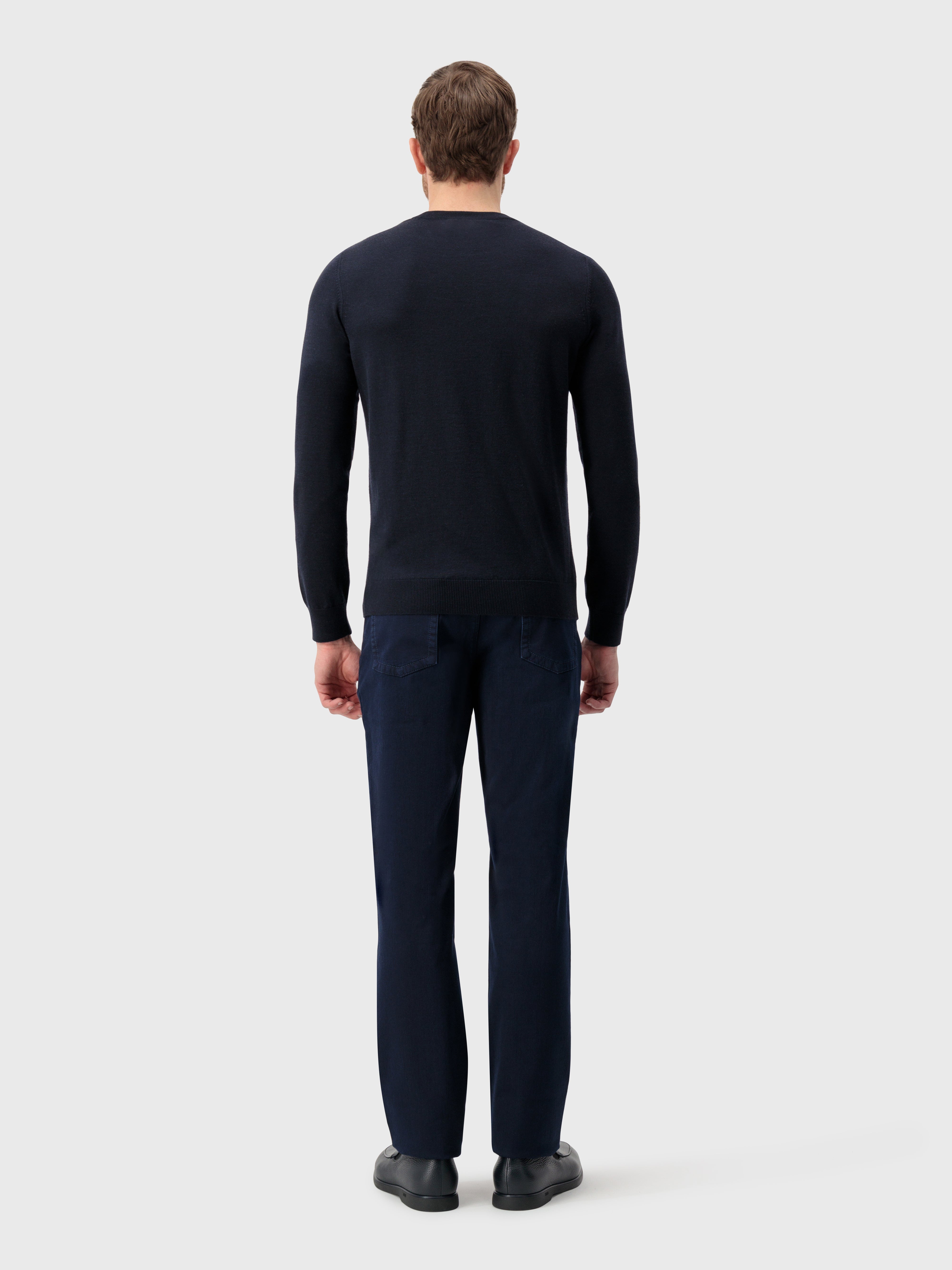 كنزة برقبة دائرية كحلية داكنة