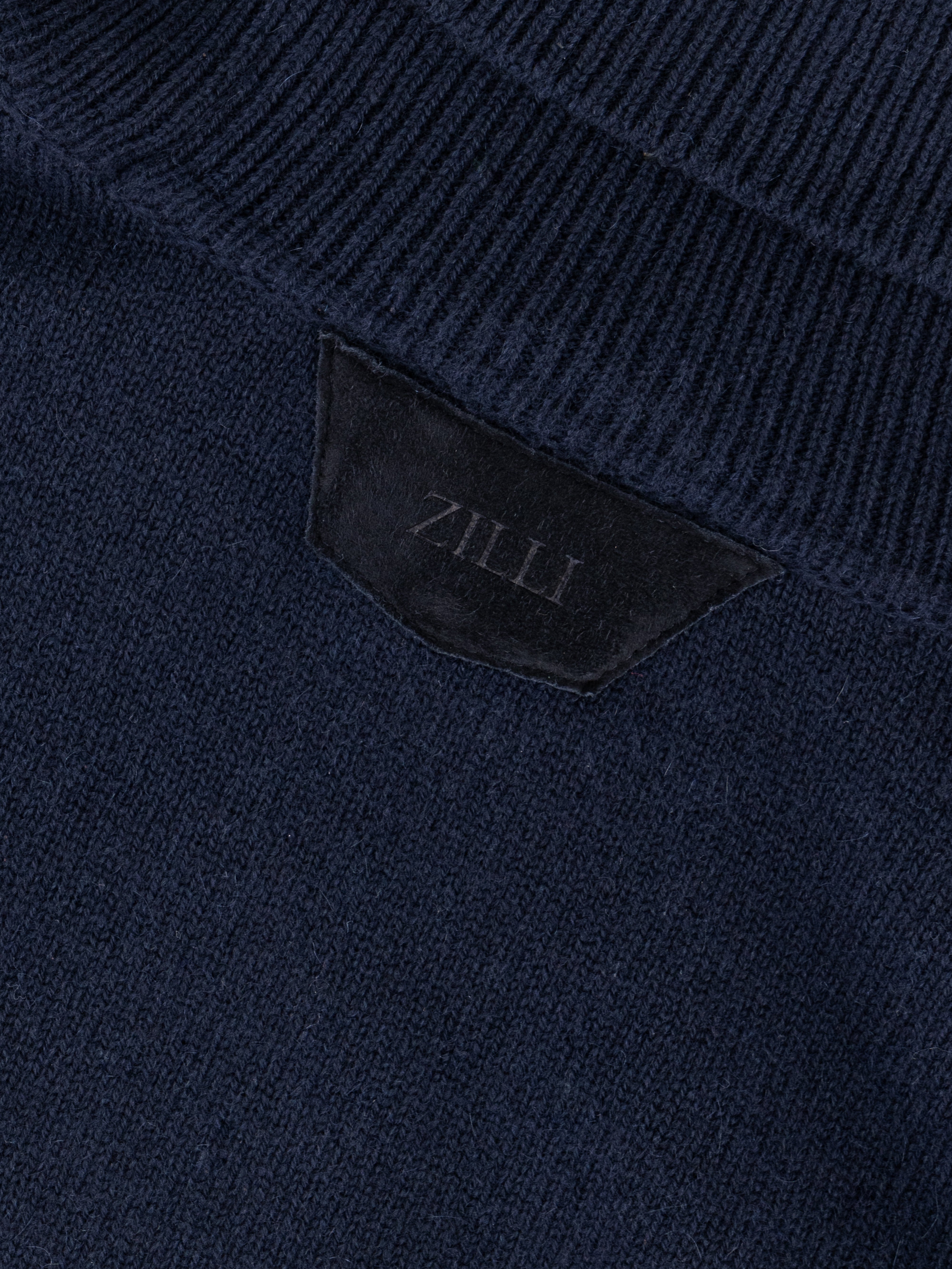 كنزة صوفية بياقة من الكشمير بياقة مدورة بنقشة كبلات محبوكة باللون الكحلي الداكن