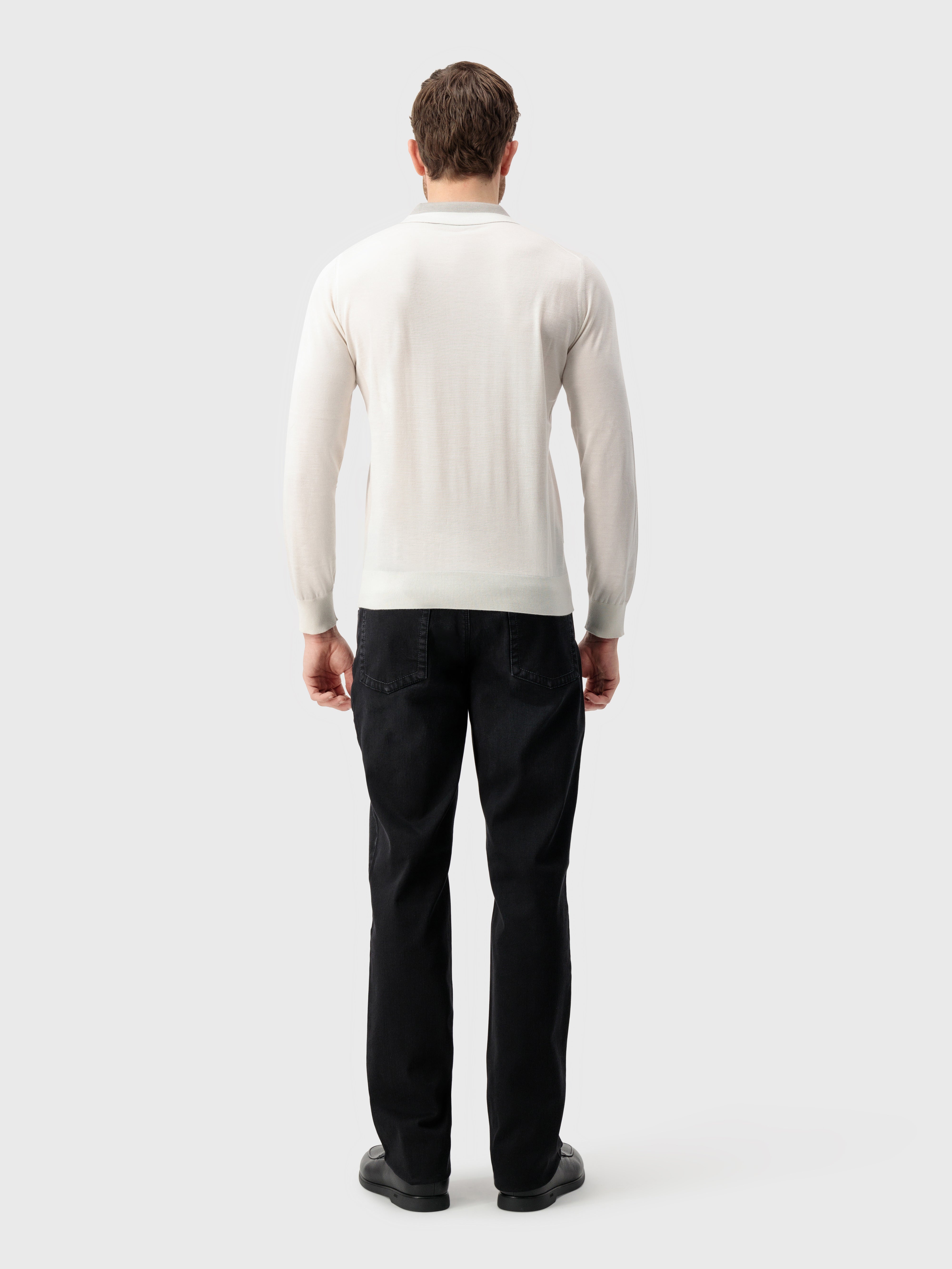 قميص بولو بسحاب أبيض