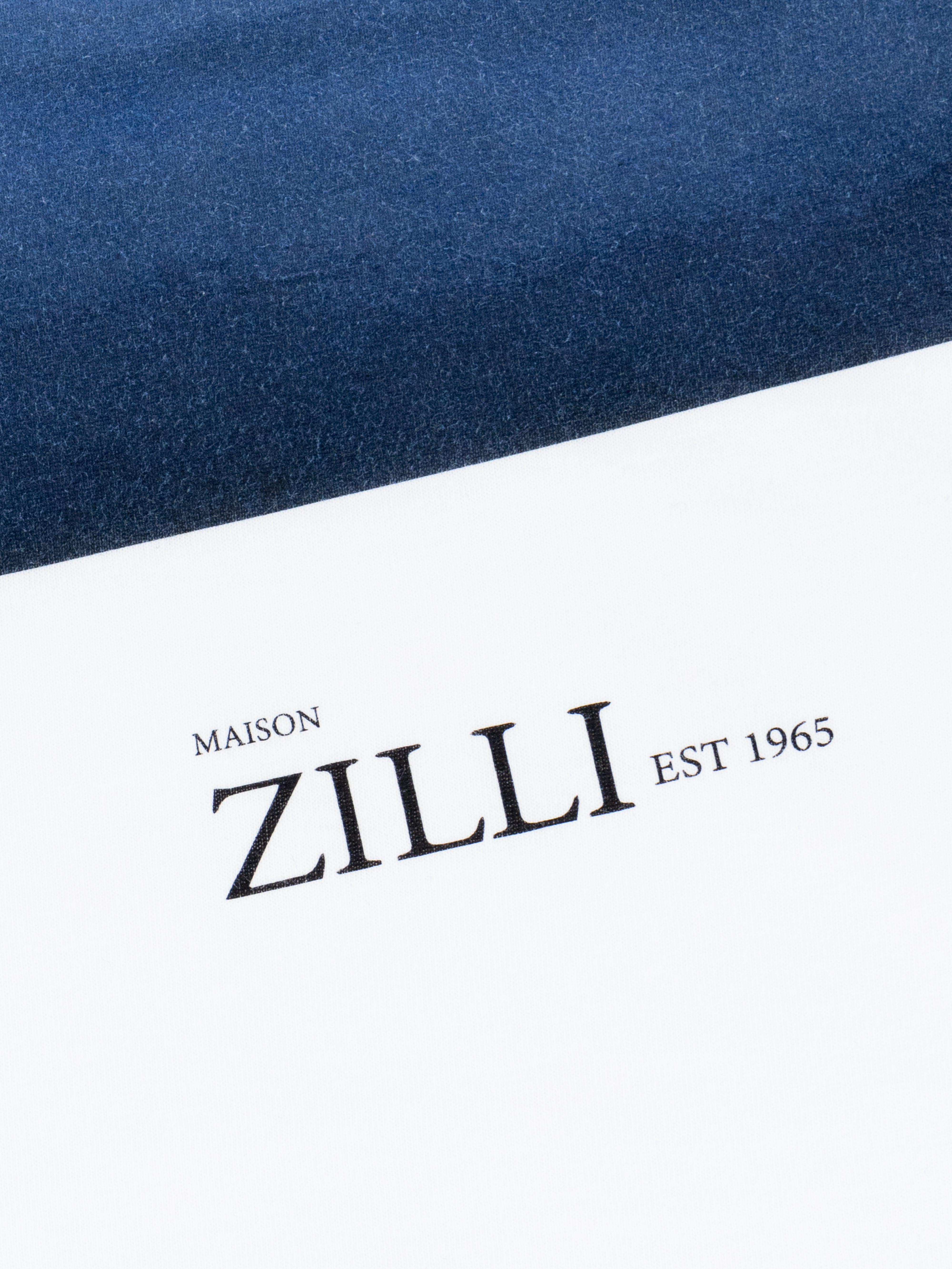 تي شيرت محبوك برسمة منظر طبيعي هادئ أبيض