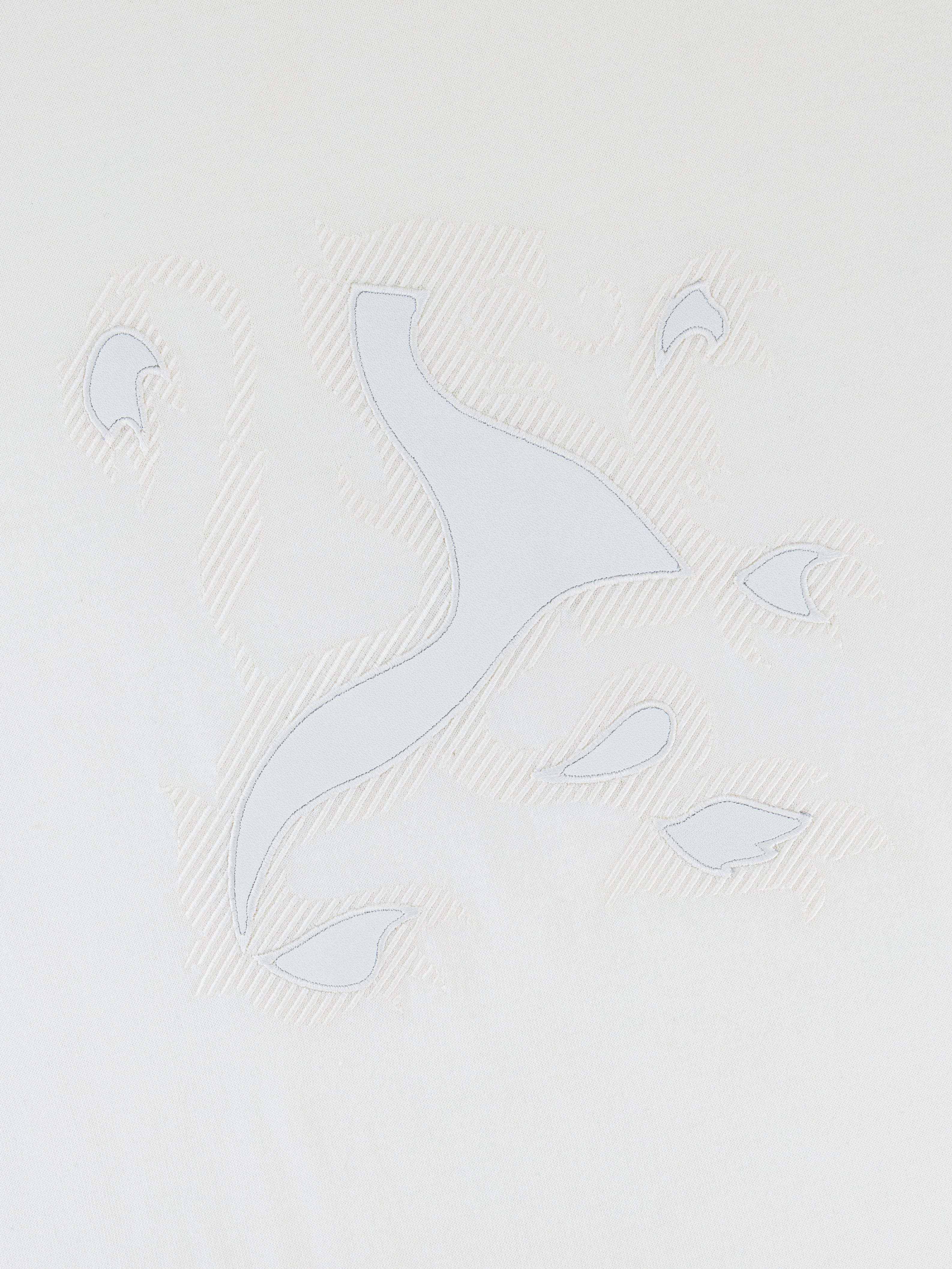 قميص قطني مطرز بتطريز "الأسد الكبير" - أبيض طبيعي