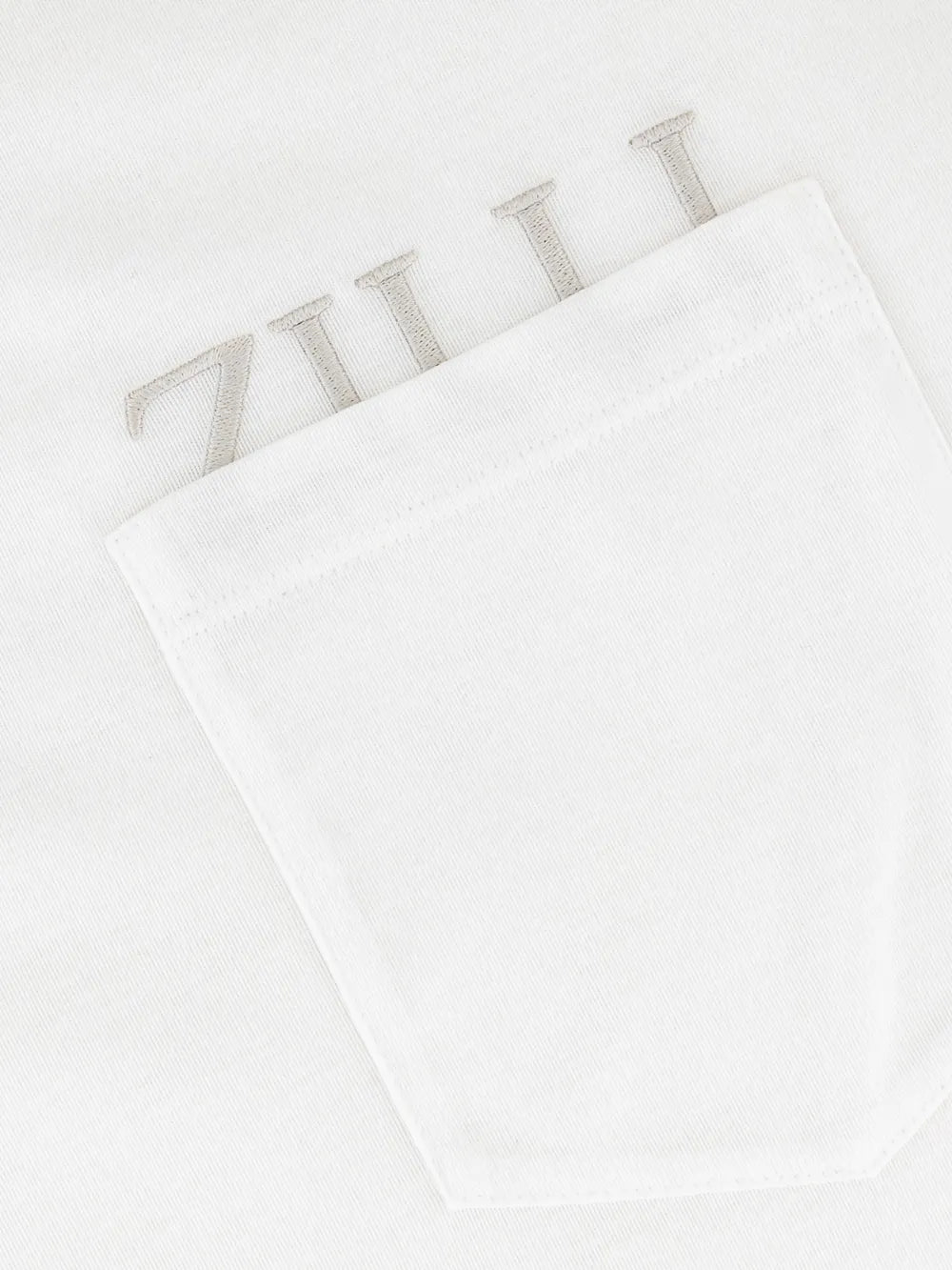 شعار التي شيرت - أبيض