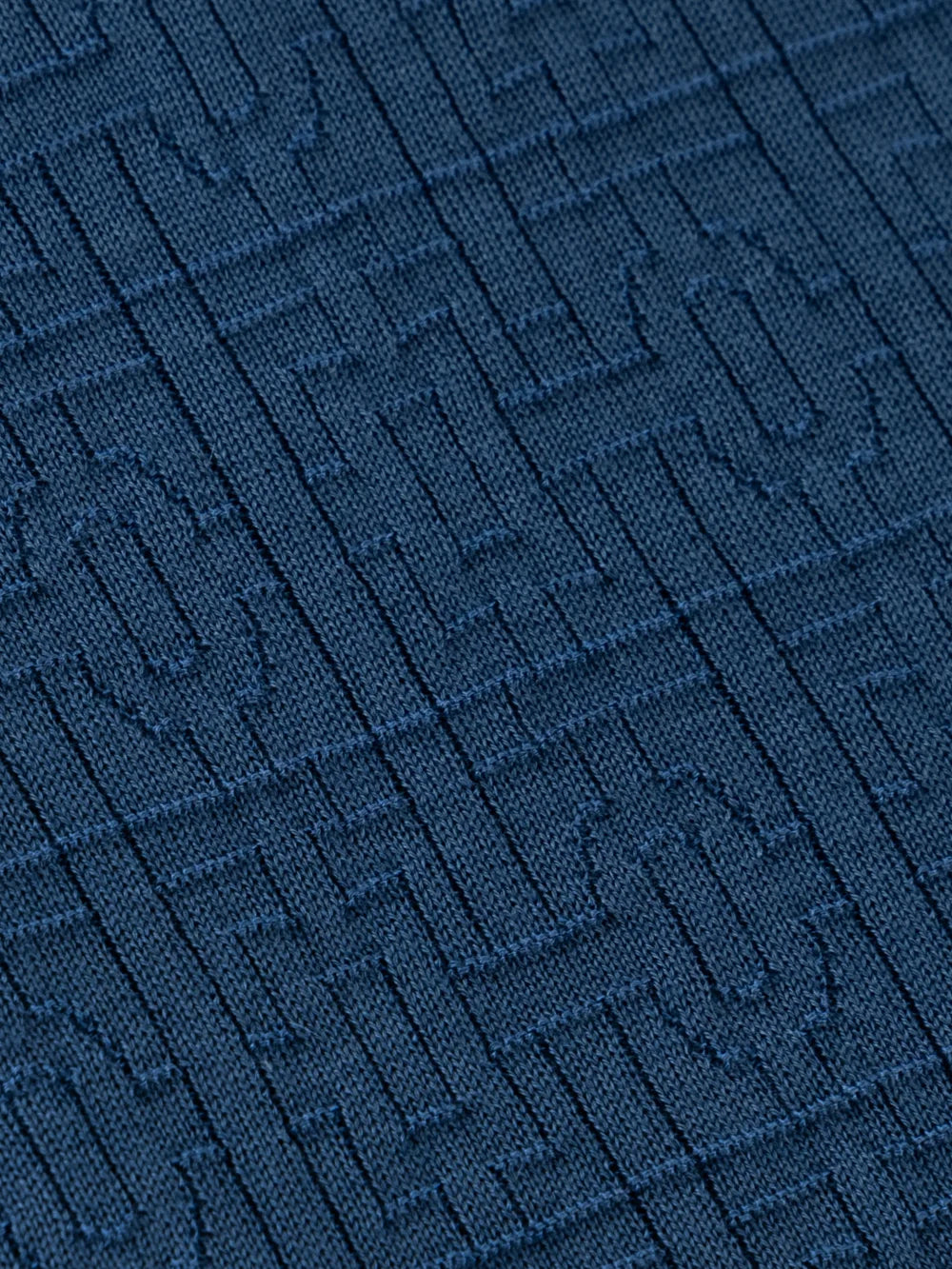 بلوزة بولو جاكارد بنصف سحاب مع حواف من جلد التمساح – أزرق دخاني