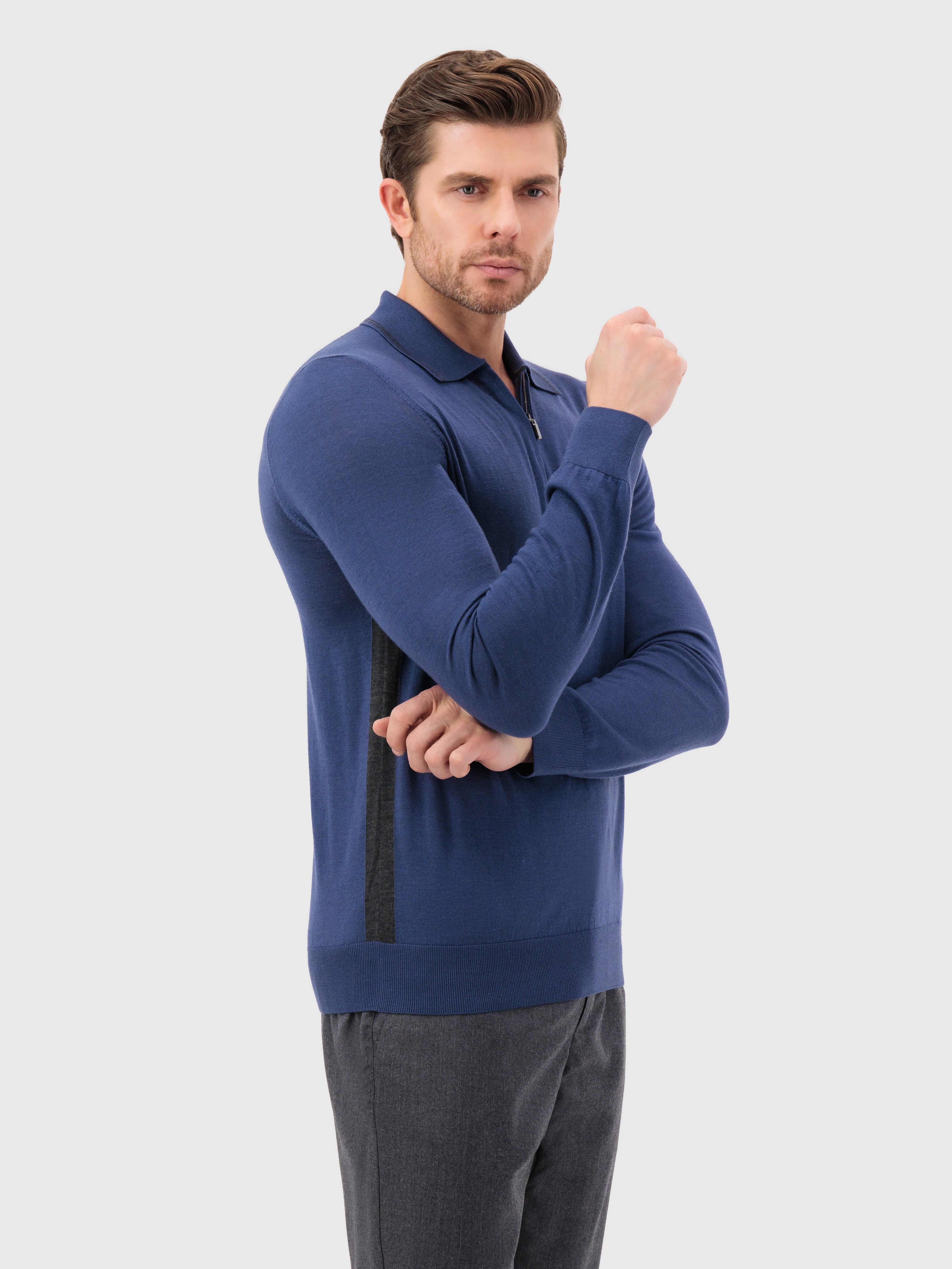 قميص بولو بأكمام طويلة مع تطريز شعار غريفون أزرق دخاني