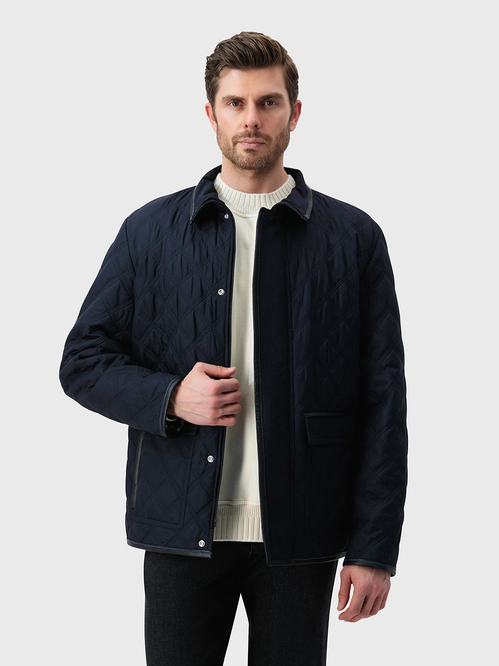 سترة بوفرة مع بطانة من الحرير وحواف من الجلد – أزرق داكن