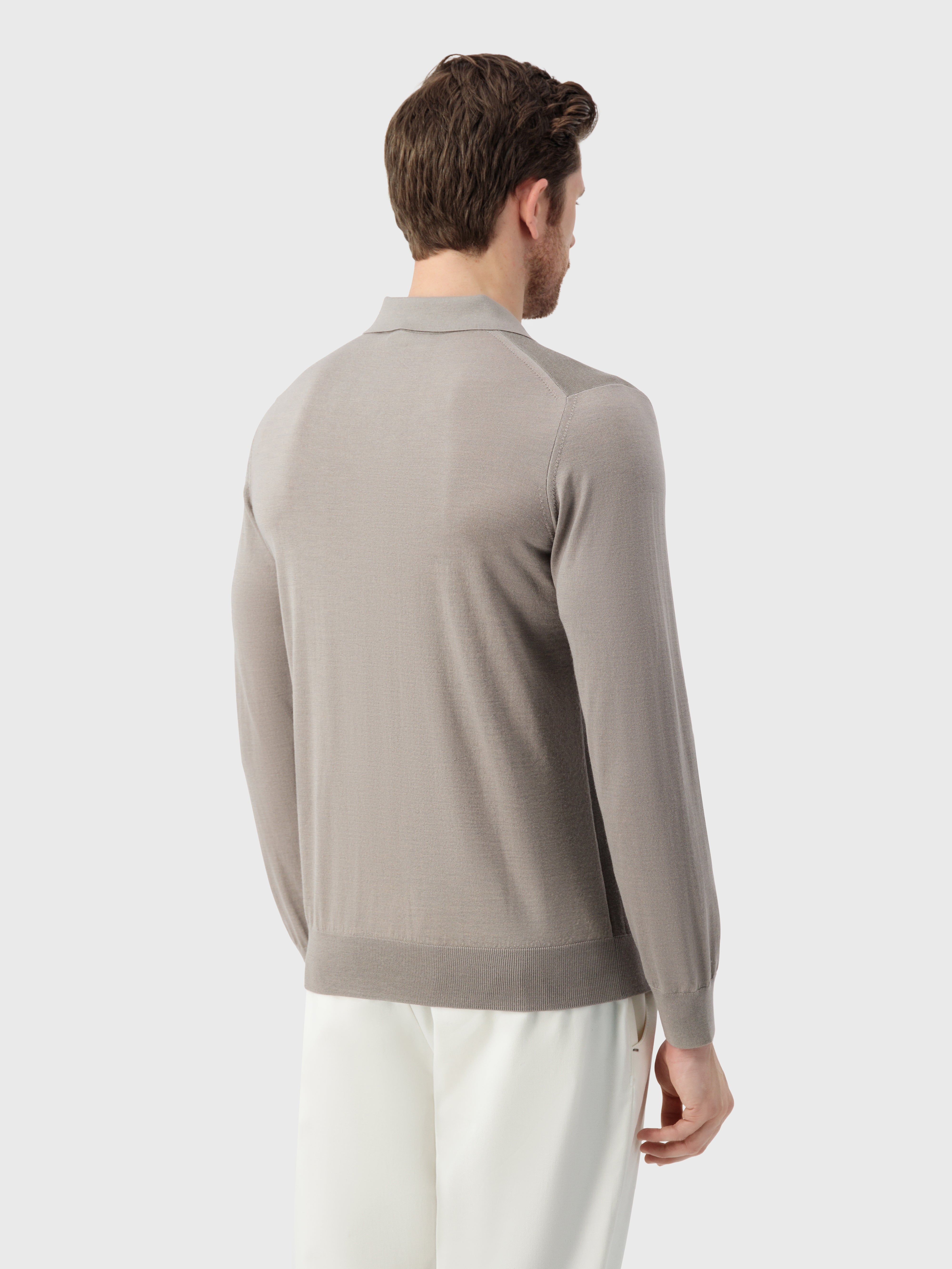 كنزة محبوكة بنقشة مزخرفة بلون أشقر فاتح