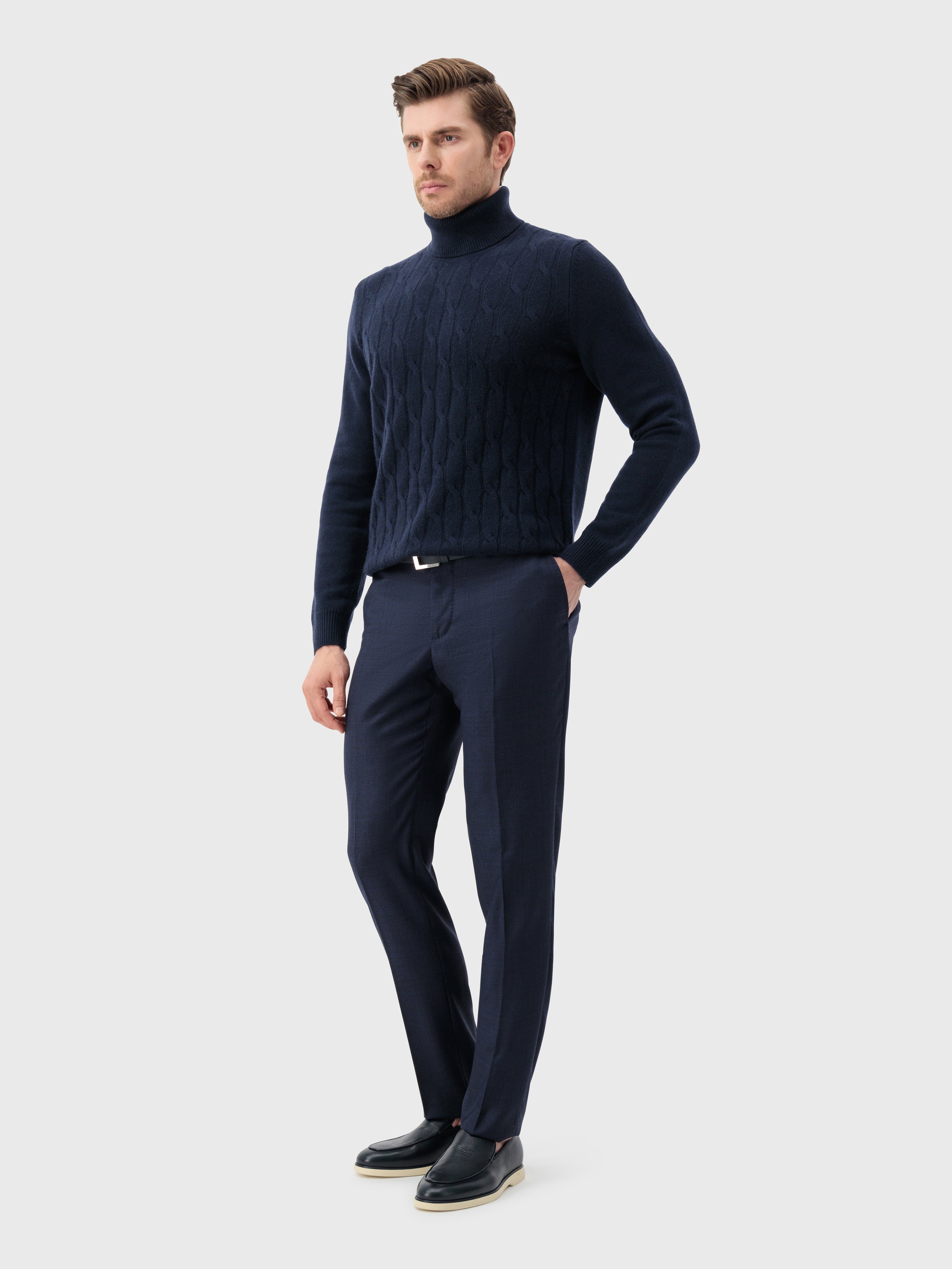 كنزة صوفية بياقة من الكشمير بياقة مدورة بنقشة كبلات محبوكة باللون الكحلي الداكن