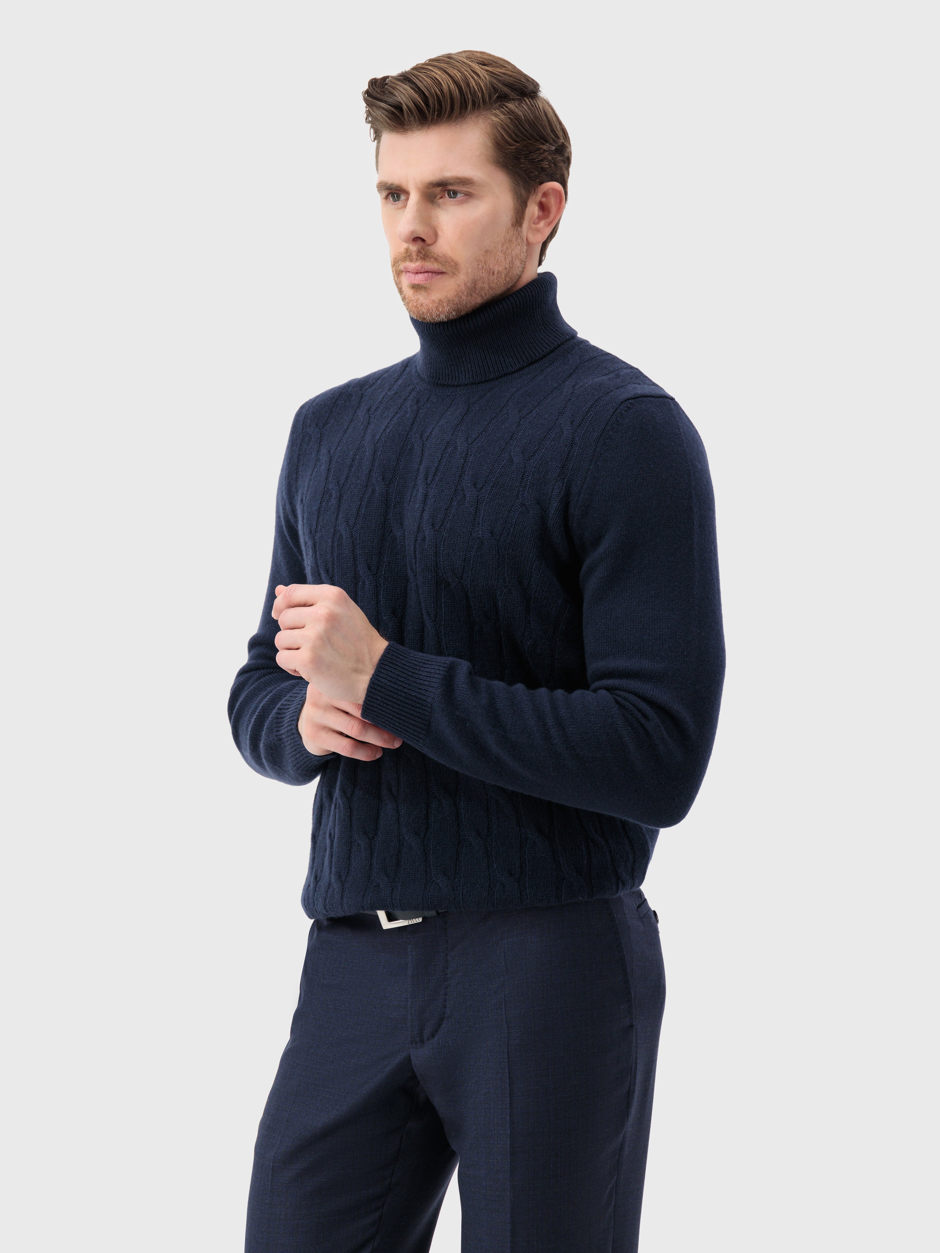 كنزة صوفية بياقة من الكشمير بياقة مدورة بنقشة كبلات محبوكة باللون الكحلي الداكن