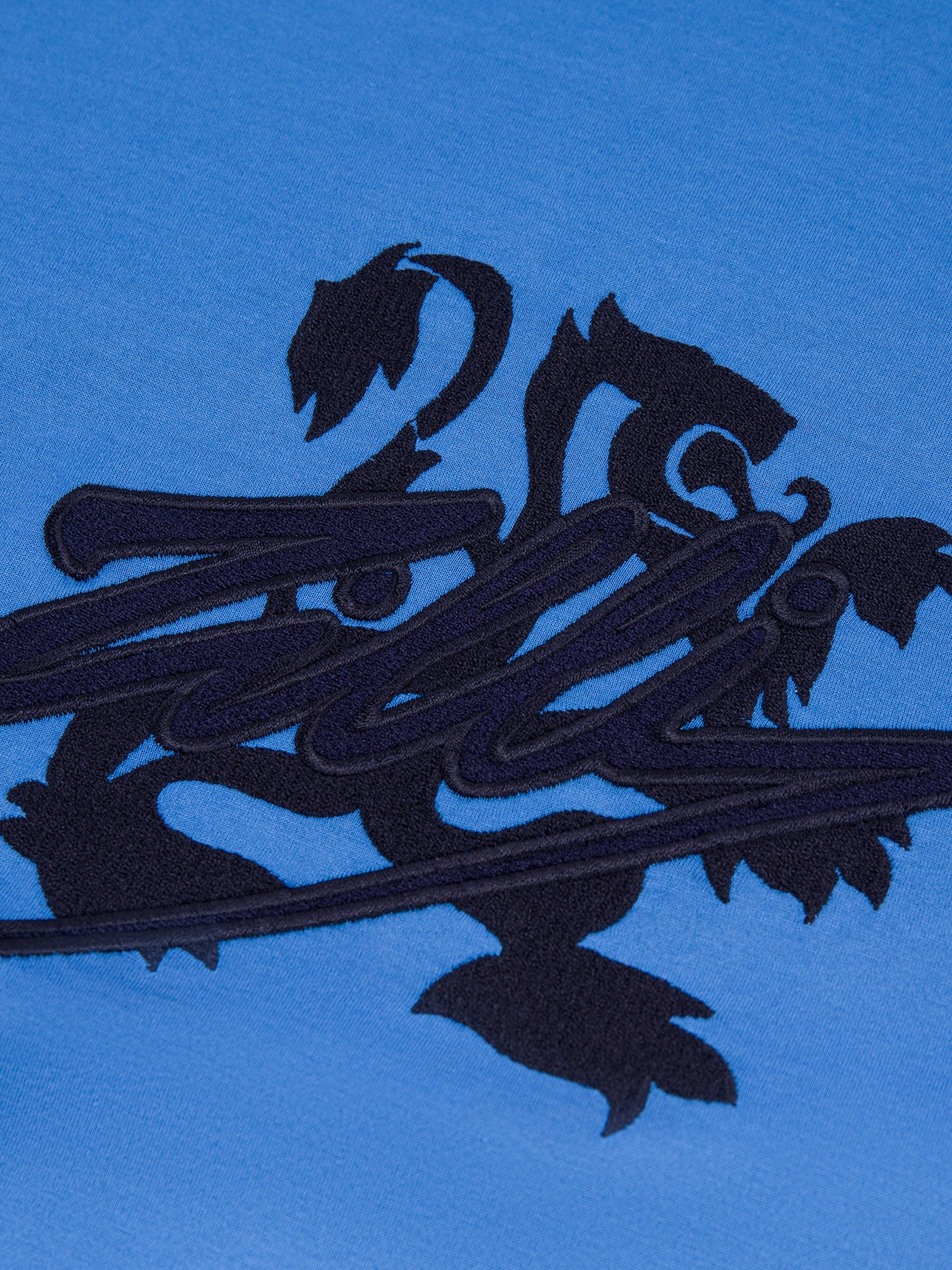 تي شيرت قطن برقبة دائرية برقبة قطنية بتطريز مميز