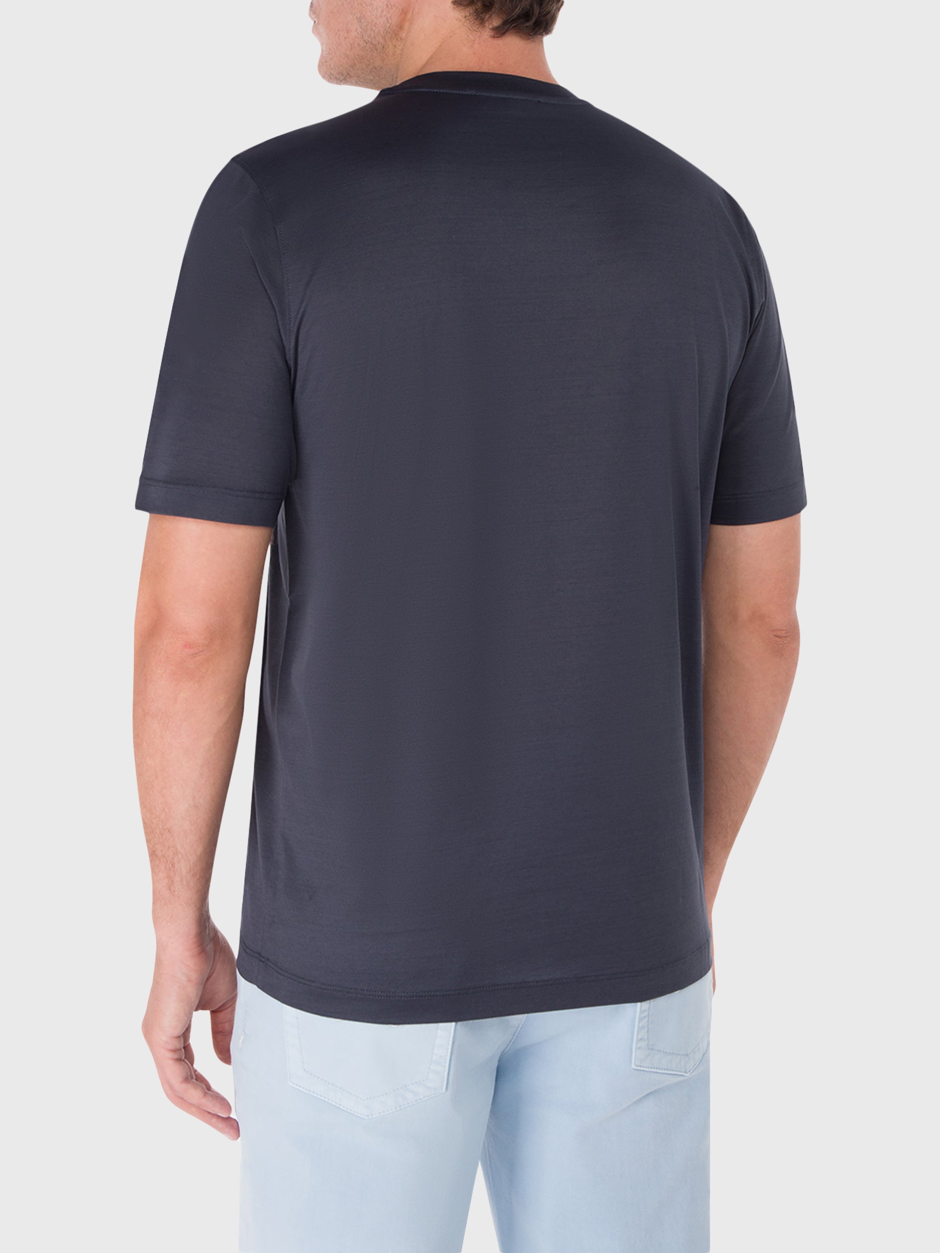 تي شيرت قطن برقبة دائرية برقبة قطنية بتطريز مميز