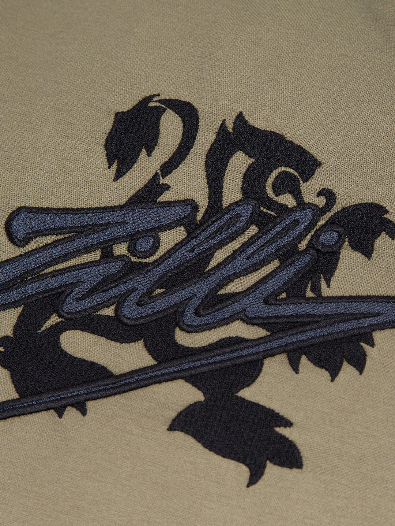 تي شيرت قطن برقبة دائرية برقبة قطنية بتطريز مميز