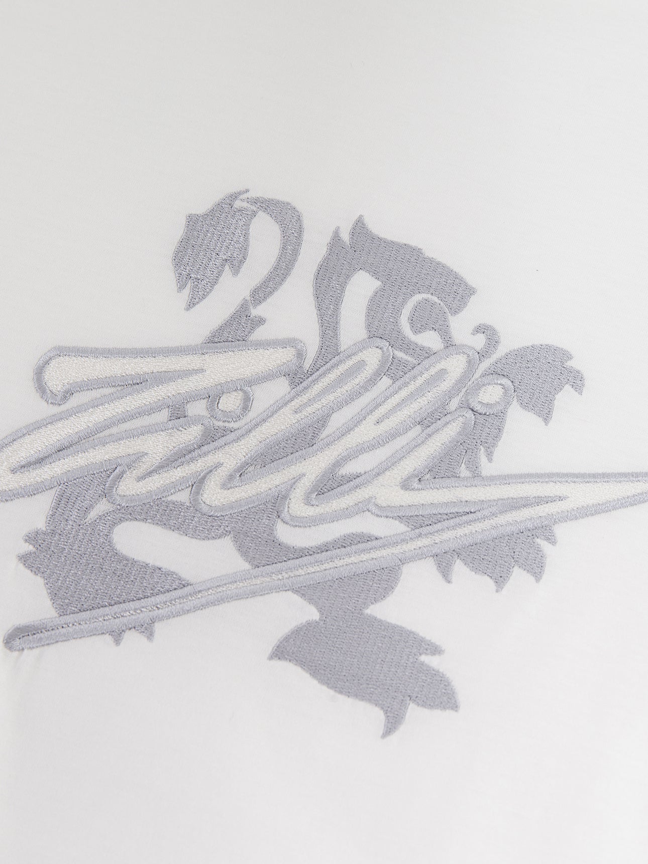 تي شيرت قطن برقبة دائرية برقبة قطنية بتطريز مميز