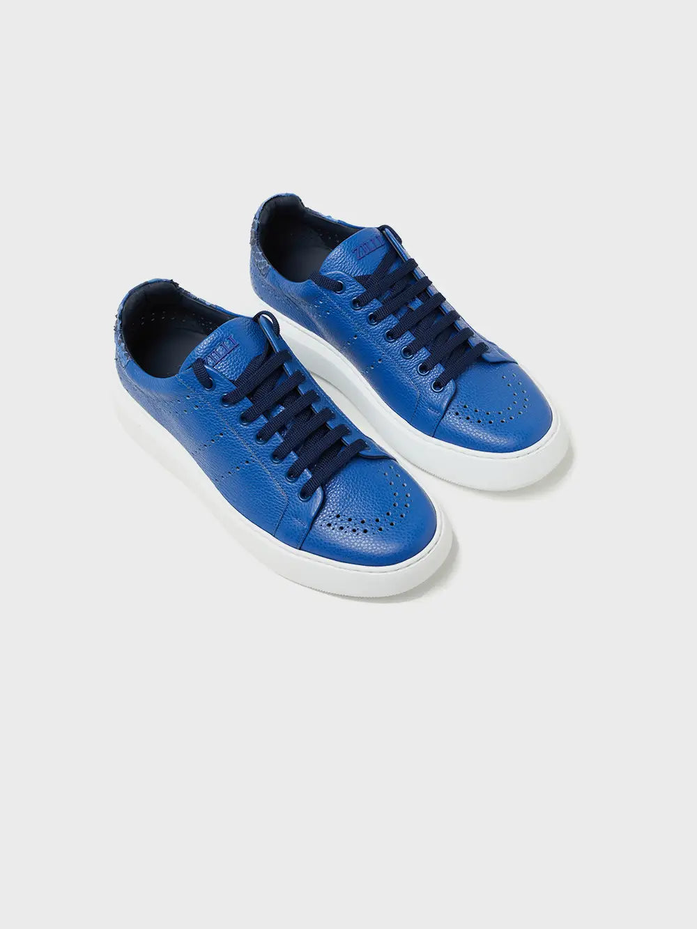 حذاء بدون كعب من جلد العجل المثقب من زيلي مع برشام بلمسة نهائية من البلاديوم