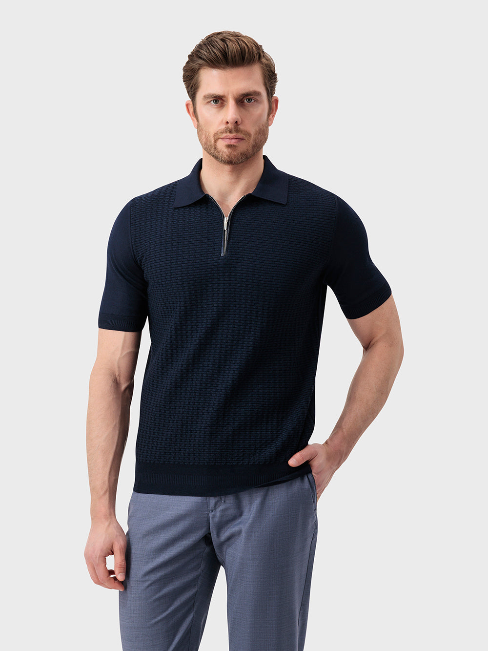 Поло с прямоугольным вырезом из шелка и хлопка с крокодиловым узором — синий темно-синий