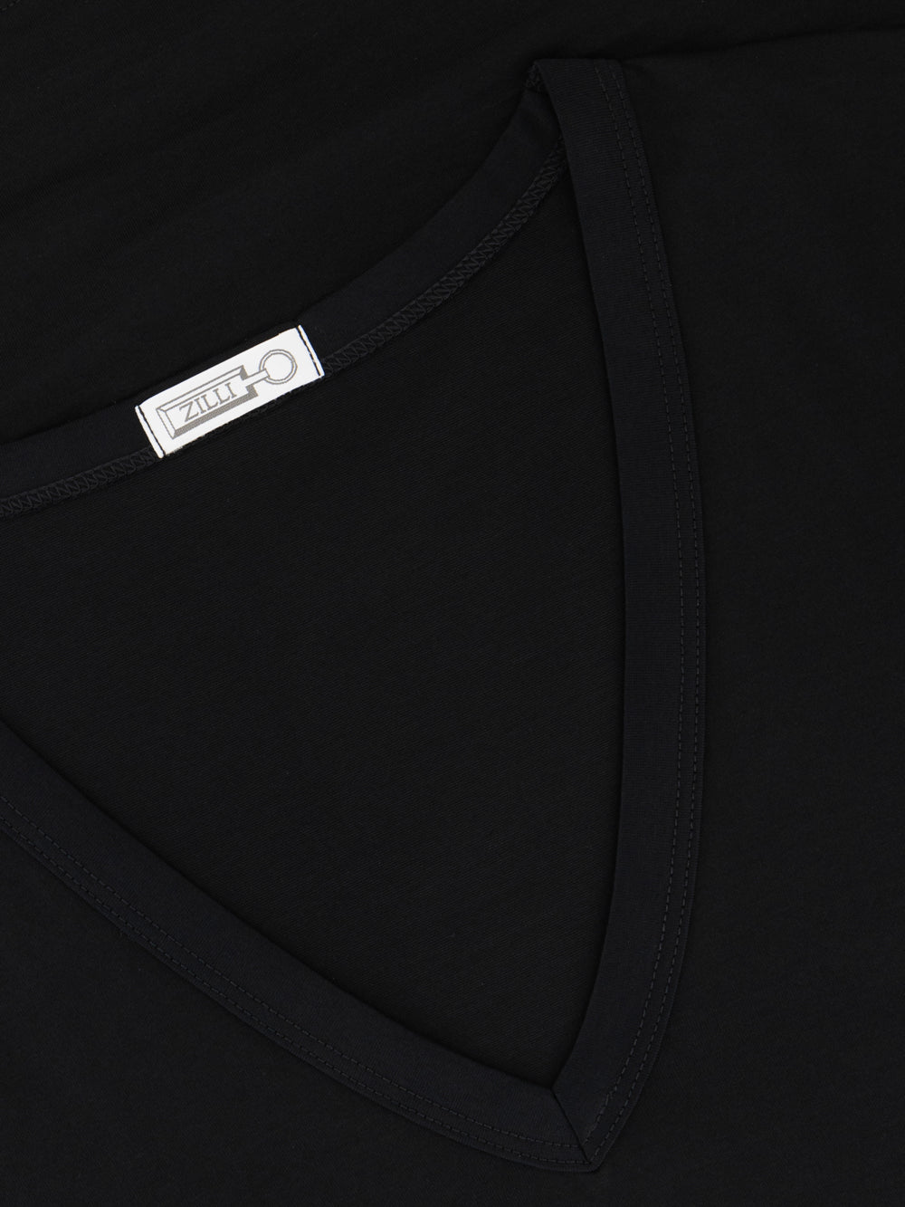 Классическая футболка с V-образным вырезом