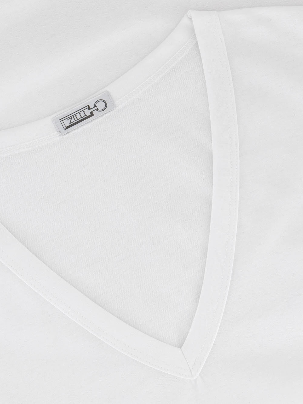 Классическая футболка с V-образным вырезом