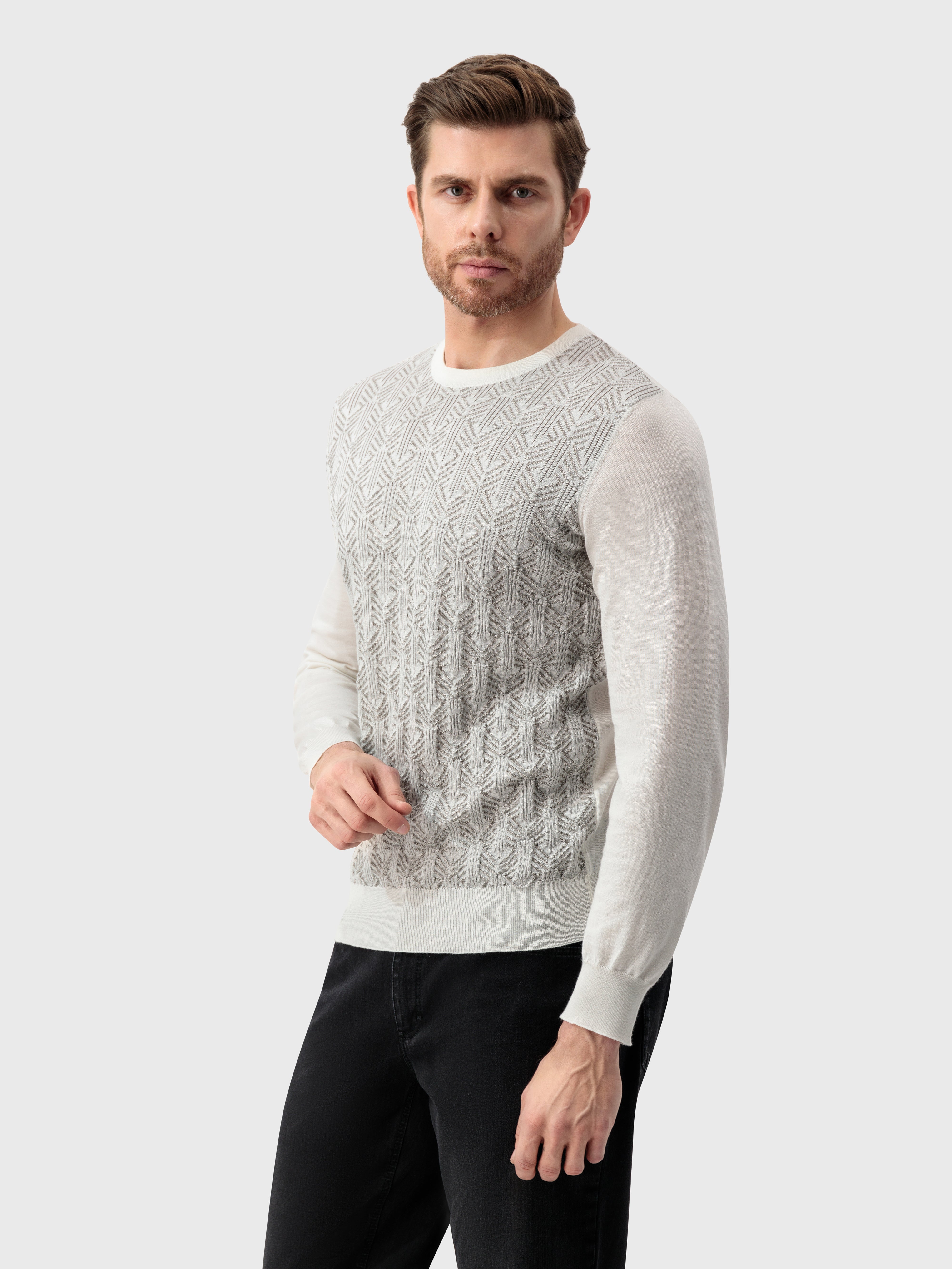 Пуловер белого цвета