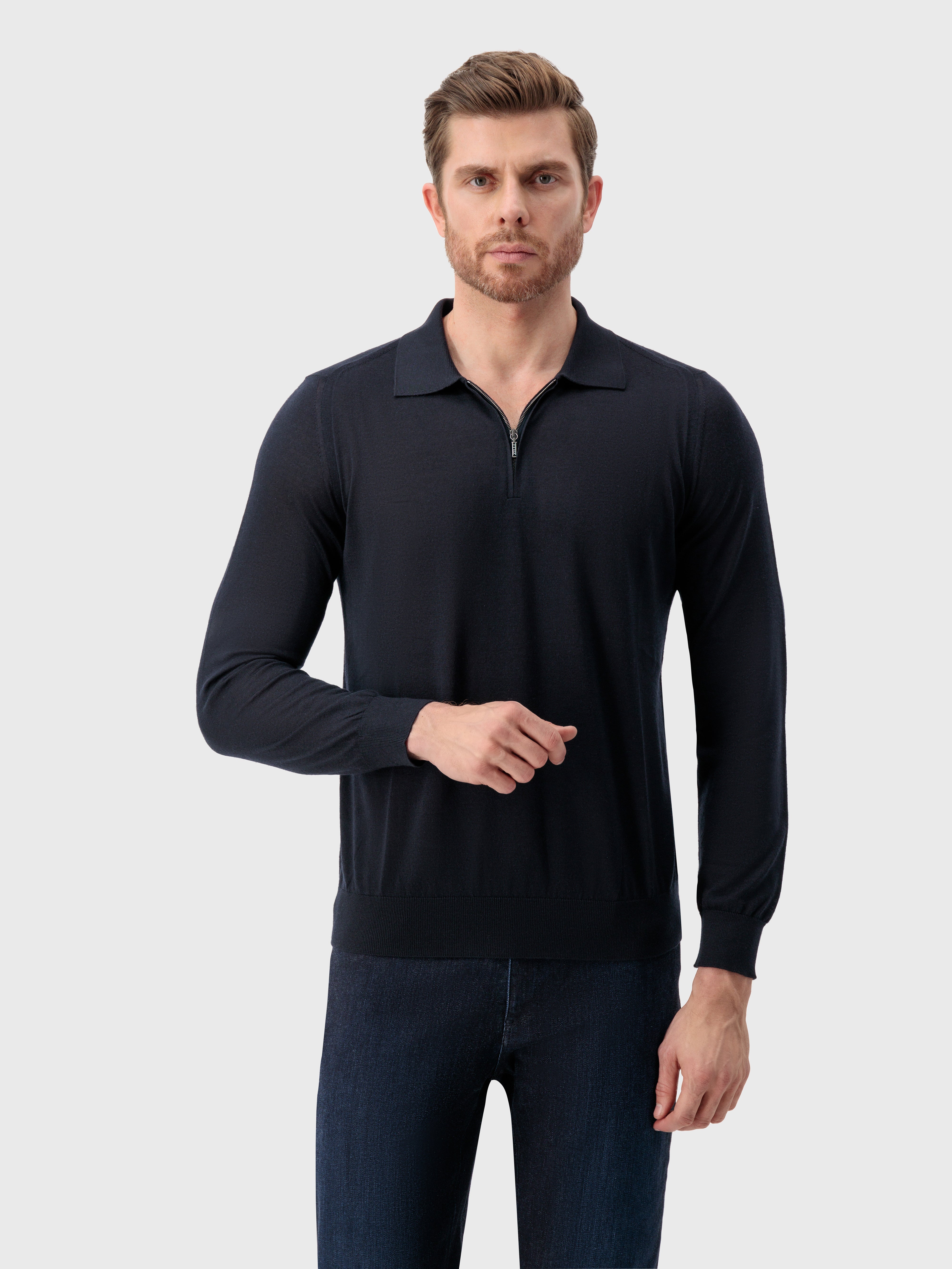 Трикотажный свитер темно-морского цвета