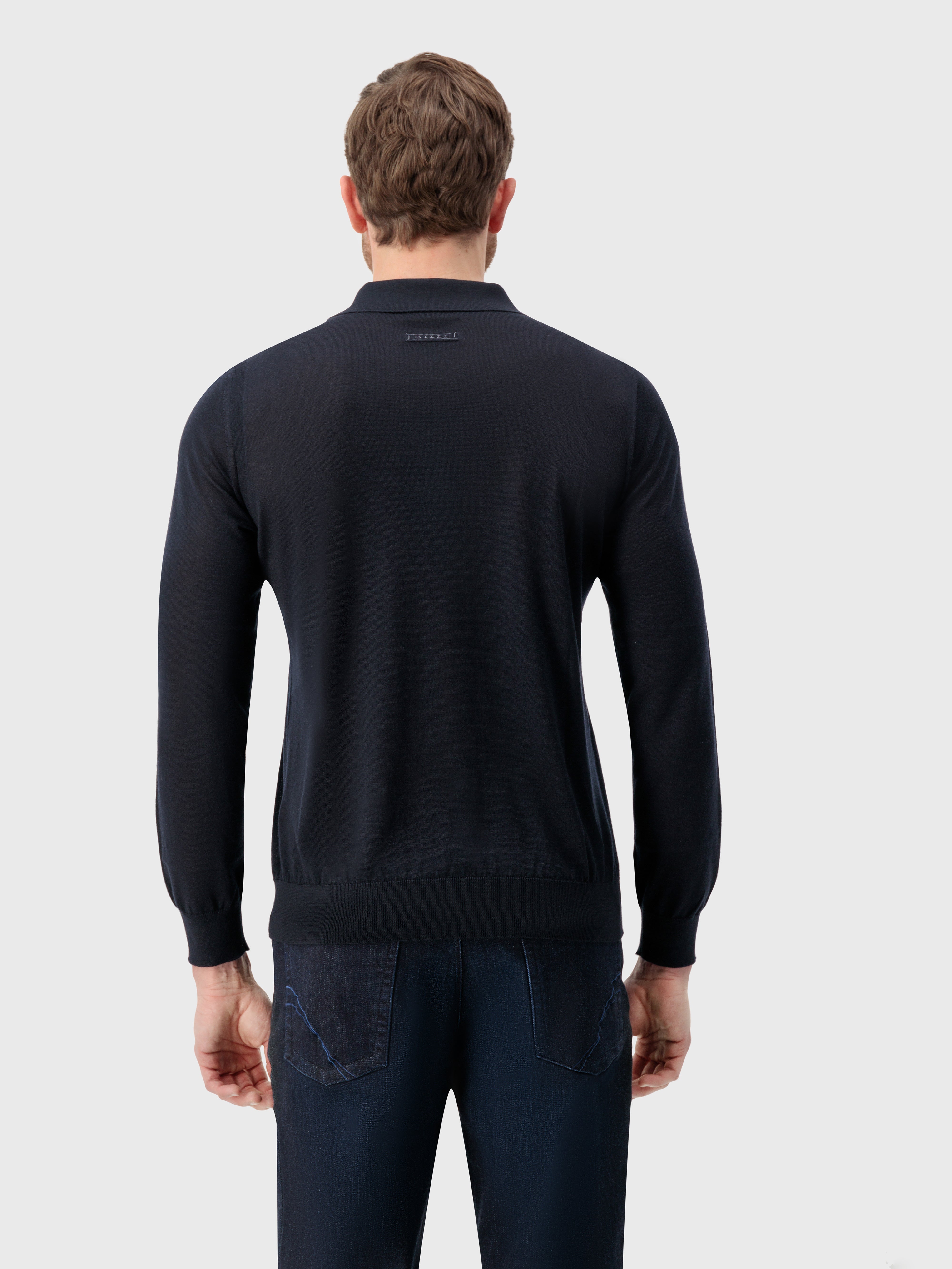 Трикотажный свитер темно-морского цвета