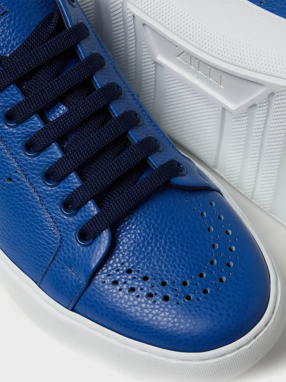 Лоферы Zilli из перфорированной телячьей кожи с заклепками с палладиевой отделкой